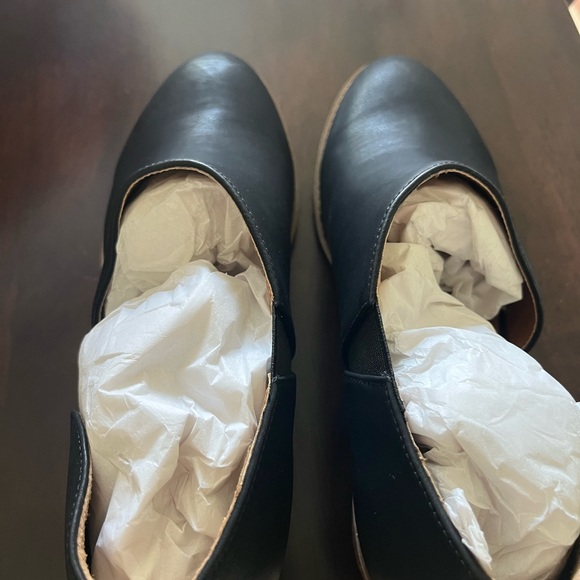 Trendy black shoes with 2 inch block heel - Picture 3 of 5